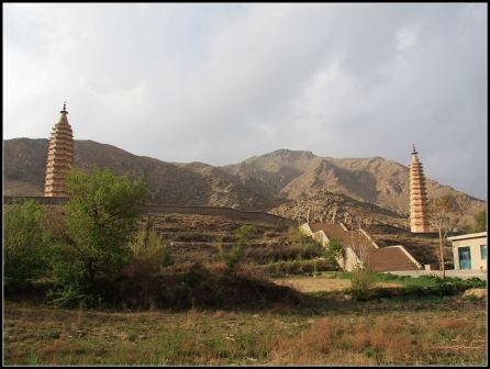 拜寺口双塔风景