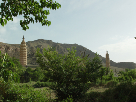 拜寺口双塔风景