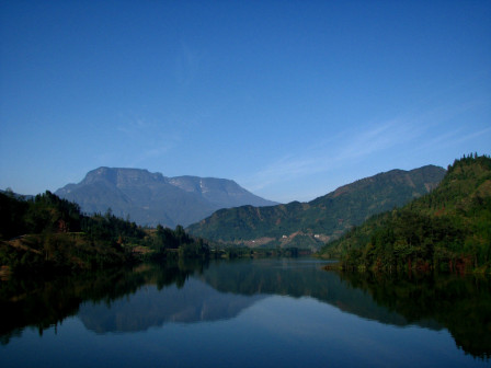 碧绿湖水