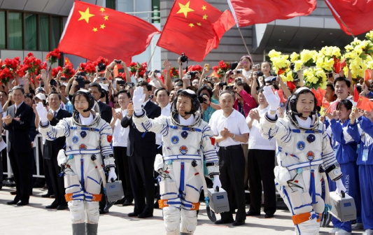 出征太空，首位女宇航员诞生